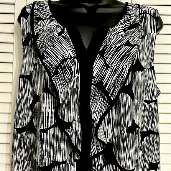 Susan Lawrence XL Sleeveless Ruffle V-Neck Black and White Static Circles Print - Picture 5 of 11